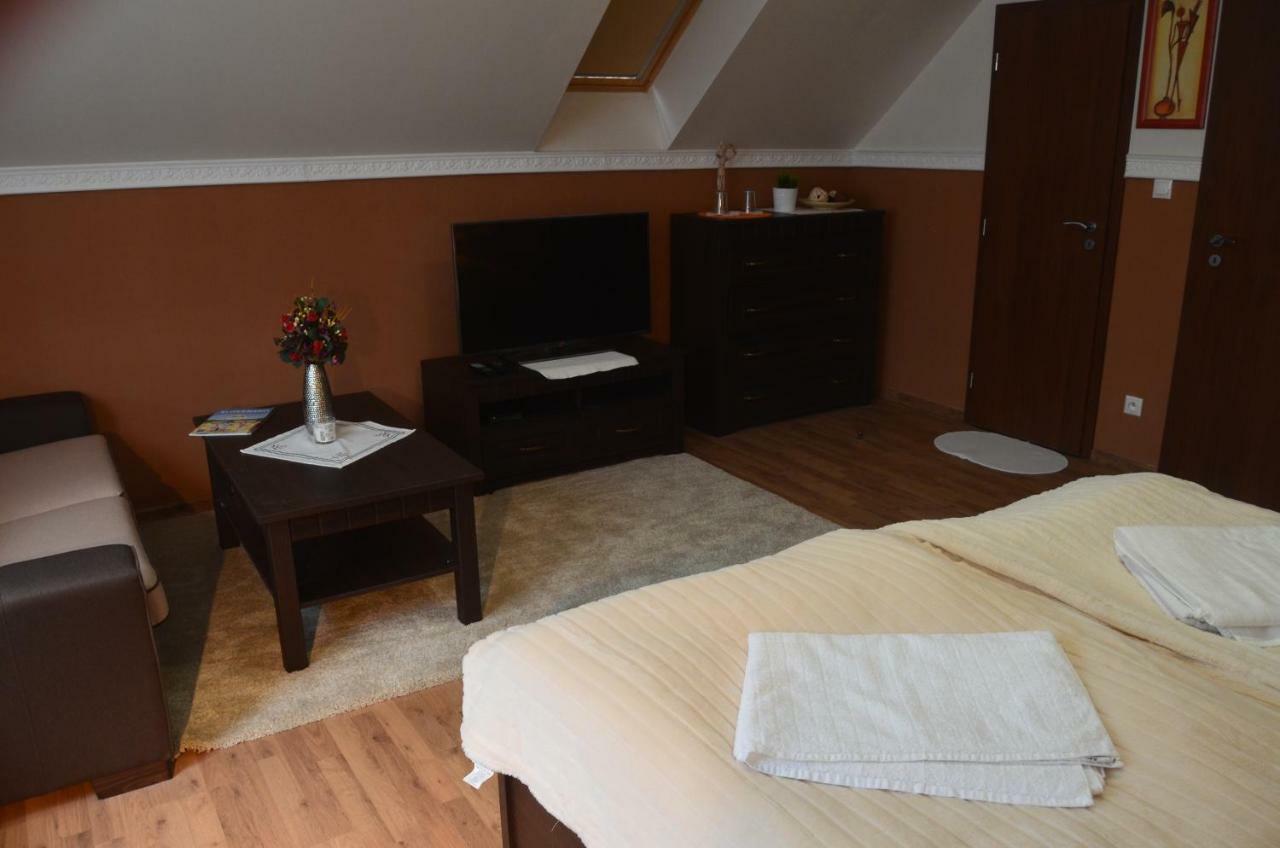 Hotel Ezathouse Devicie Krupina Esterno foto