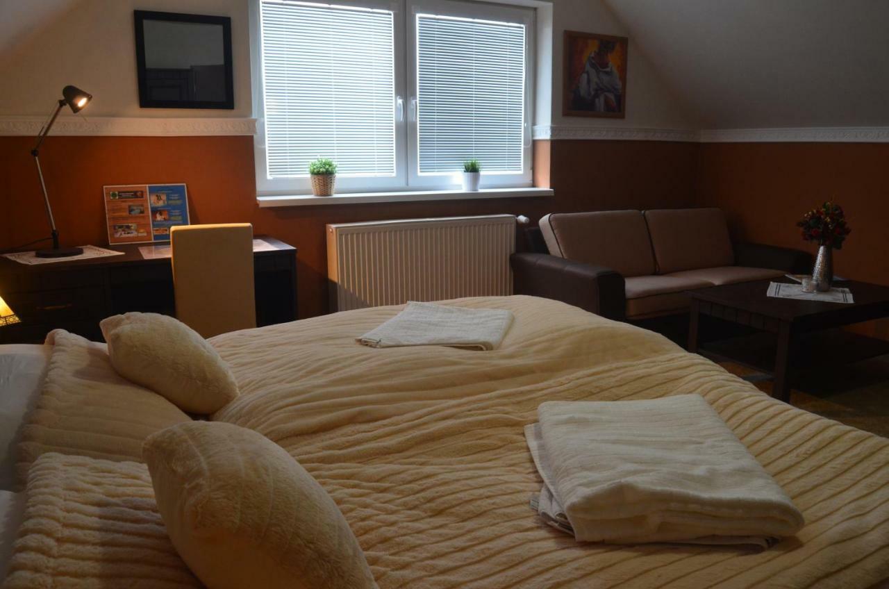 Hotel Ezathouse Devicie Krupina Esterno foto